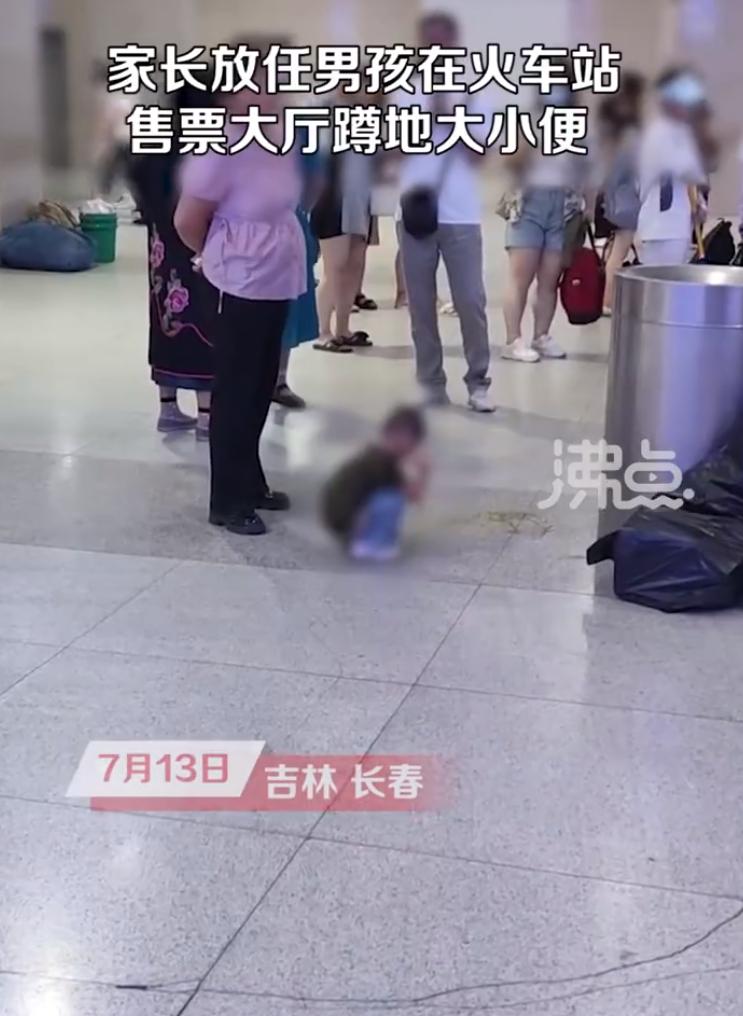 【 拍摄者：没清理就走了 很震惊】7月13日。吉林长春，长春火车站一楼售票大厅，