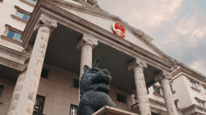 龚俊任敏新剧门口打嘴仗家事法庭任敏演的秦睿作为年轻律师真的太不容易了💪，经验尚