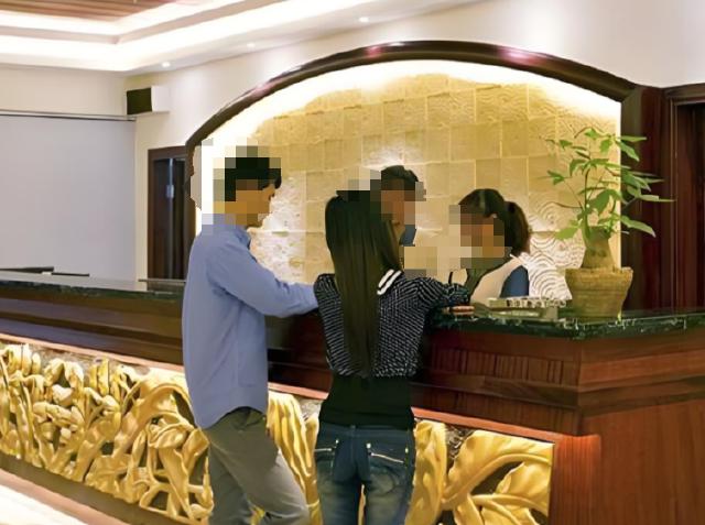 一张裸照被截，

撤回不到一分钟，

她却被迫发生四次关系。

这事发生在东莞，