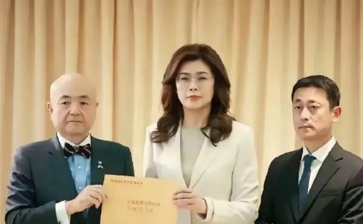 日本地震台捐款名单一曝光，岛内这回又吵翻了！

20万、20万、100万。

赖