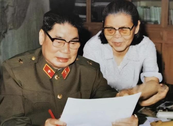 1990年，79岁的杨得志新婚，迎娶了石莉，结婚当晚，杨老将军握着石莉的手，动情