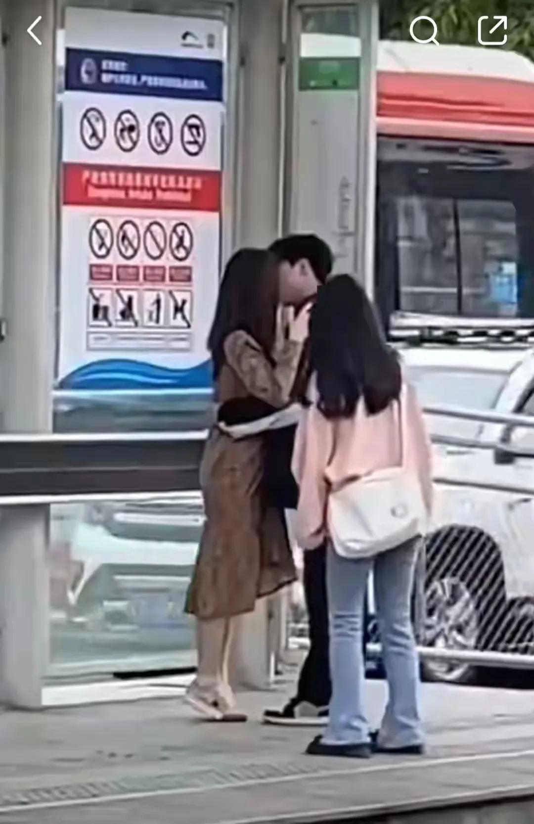 街头尴尬的一幕！在一个城市的街边，只见一对年轻的男女正在亲热，秀恩爱时，刚好旁边