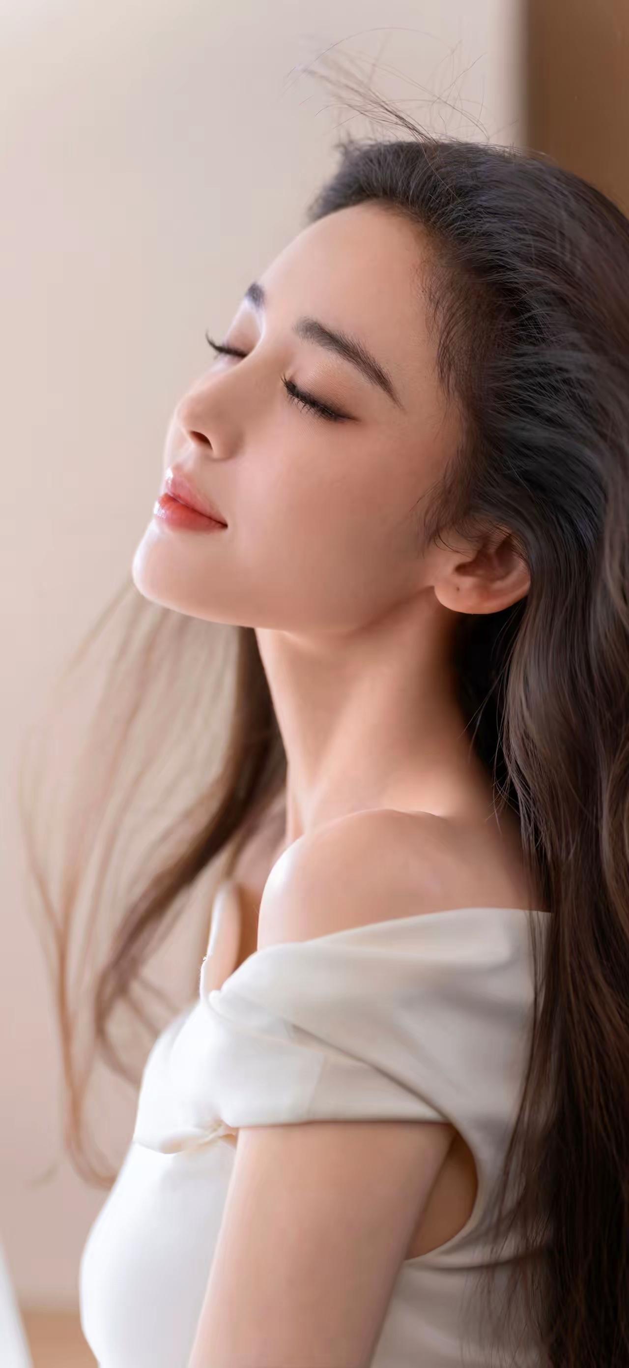 娜扎
长发飘飘[比心]