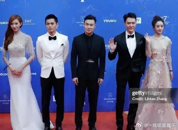 赵丽颖平时不显身高，但是合照的时候真的看出来了一点也不矮。 ​​​
