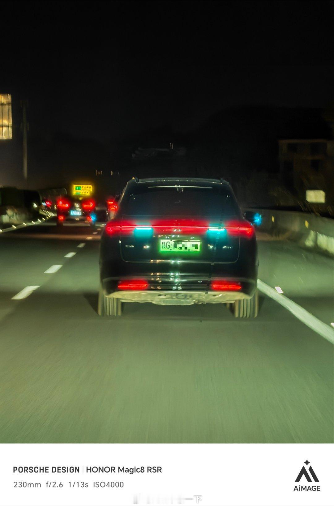 远远地看去，两个小蓝灯，这不是我的同款问界M7嘛？只不过感觉车主是初次使用智驾辅