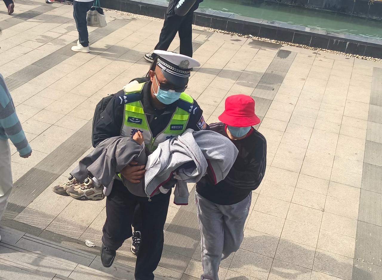 4月5日下午，登封交警在香山公园执勤时，一名7岁儿童不慎摔倒，额头受伤血流不止。