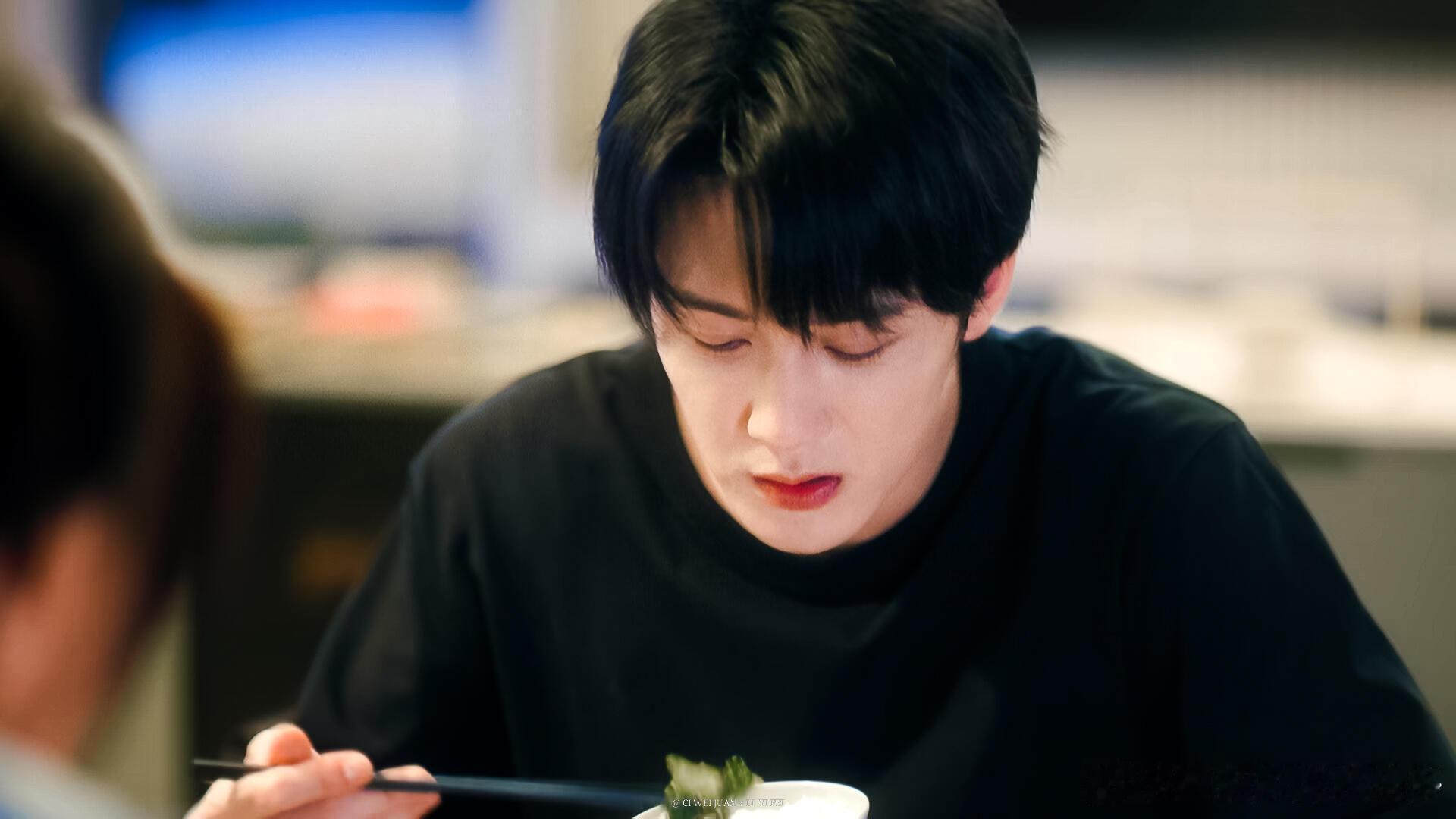 饭桌镜头下的李亦非 