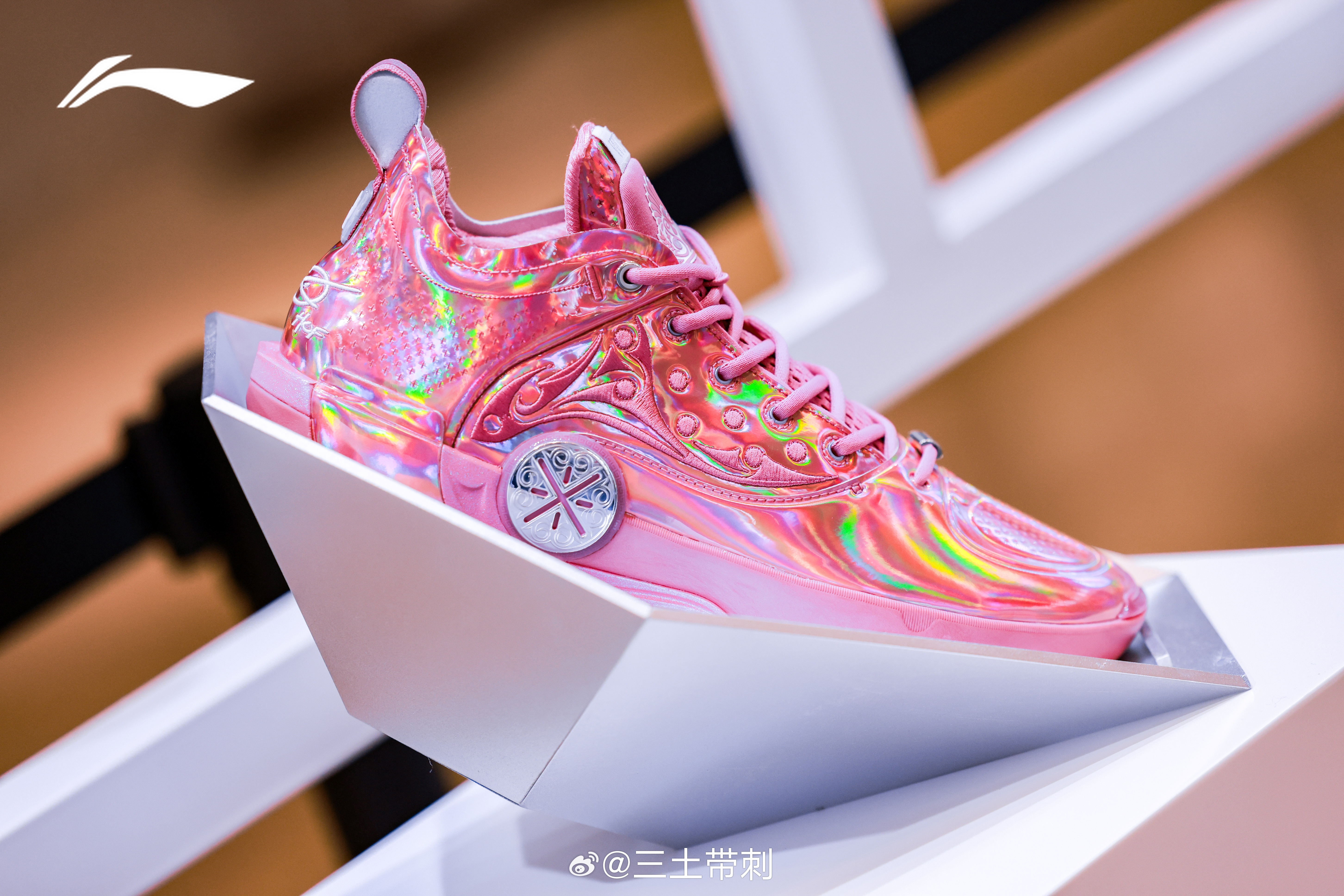 那就看我的李宁篮球全明星周末李宁全明星装备间 李宁这次依然在球员酒店设置了装备间