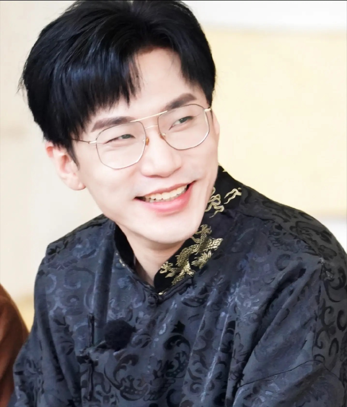 何九华宣布当爸德云社相声演员何九华在节目中宣布当爸，成为"新晋奶爸"，坦言已育有