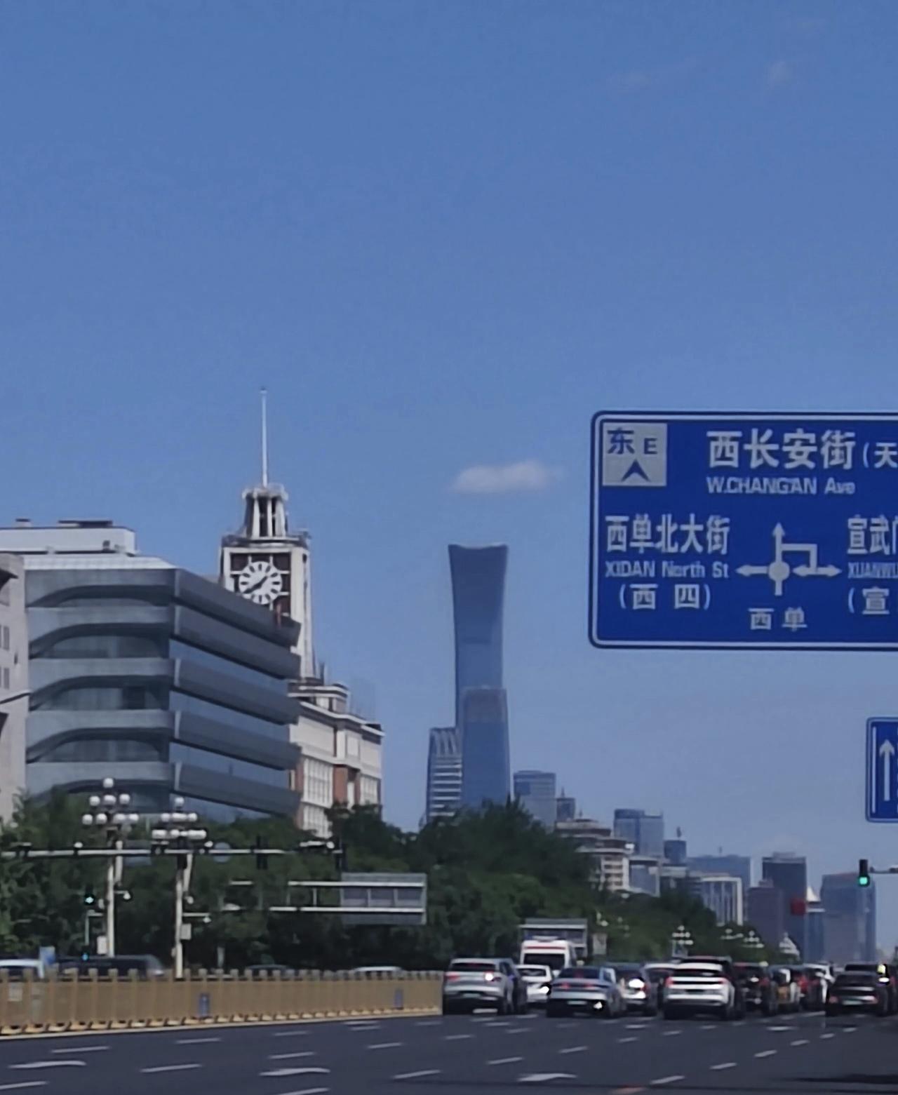 走在西长安街，繁华都市的十字路口，车水马龙，高楼林立。路上的街景 十字路口街道 