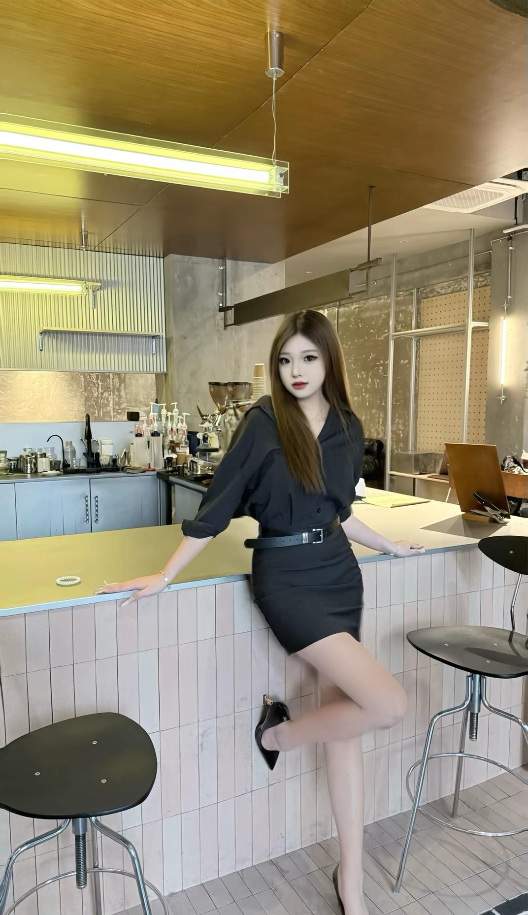 都市酷炫风，黑裙白靴，咖啡馆里的时尚女郎