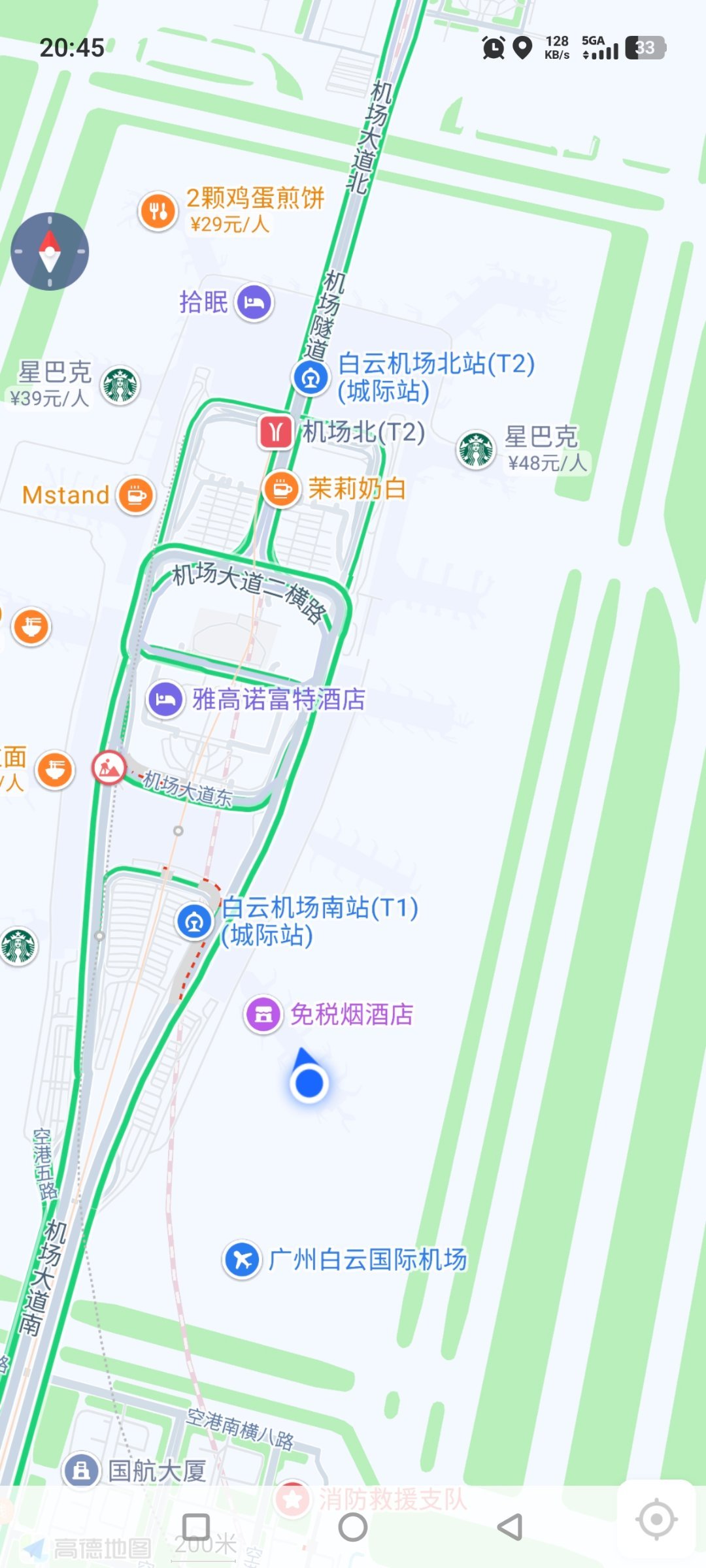 晚上8点15分落地停稳，8点45分人还在飞机上下了飞机才发现，还有一程接驳车等着