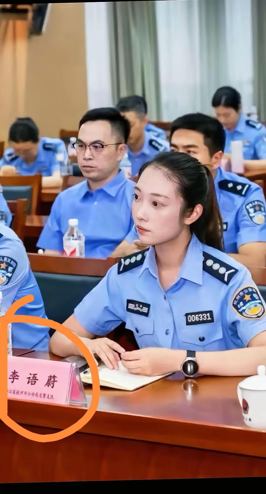 网红辅警李语蔚，四级辅警，目前就职于浙江杭州公安局交警大队灵隐中队。
98年出生