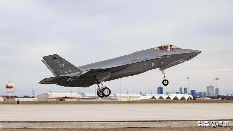 据美国媒体披露，自今年秋季起，美军接收的所有新型F-35“闪电II”联合攻击战斗