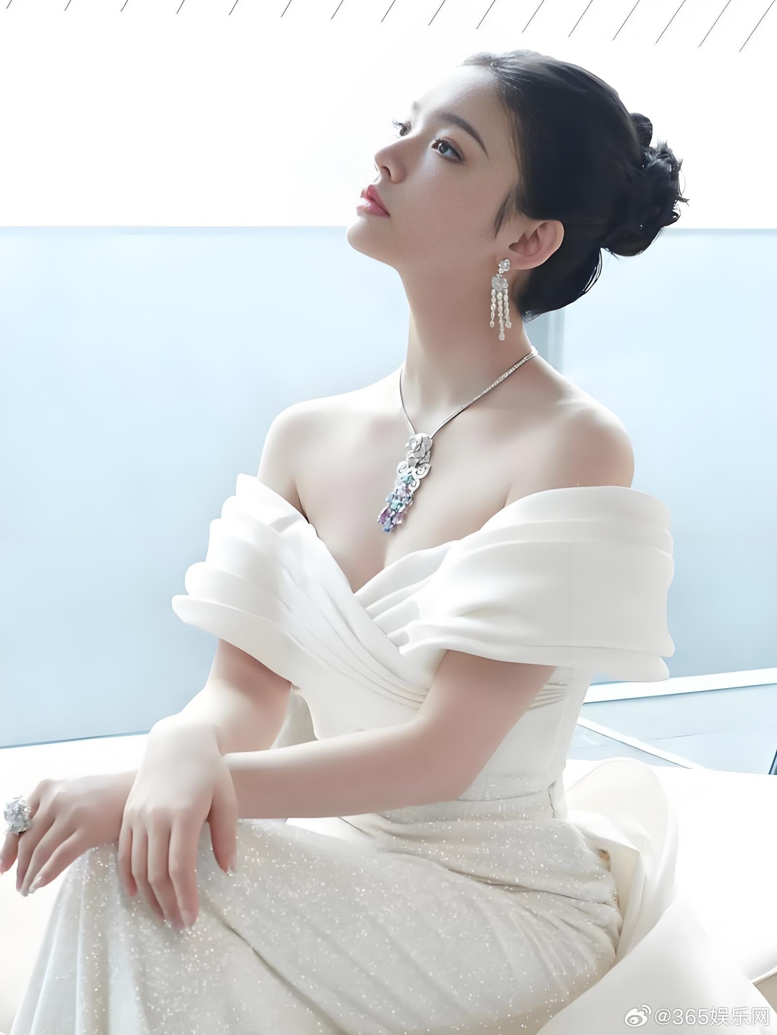 林允，本名费霞，来自山东普通家庭，靠努力和机遇成为"星女郎"，她凭借周星驰电影《