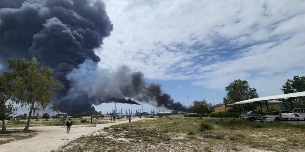 伊朗拉万岛的拉万炼油厂遭到了至少4次空袭，造成2座储油罐起火。 ​​​这才停火几