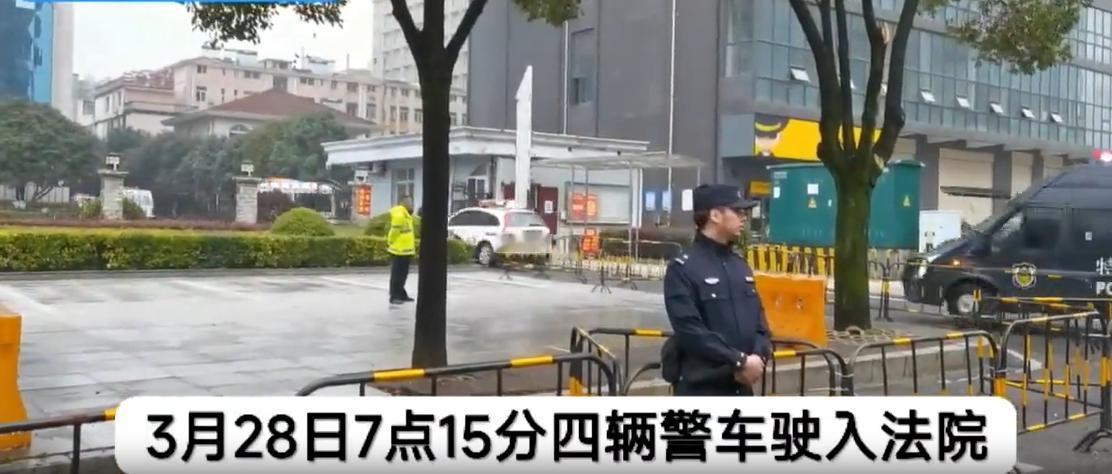 李铁案今日开庭，铁子这场面不小，现场记者报道，已经有四辆警车驶入，球迷的等待的结