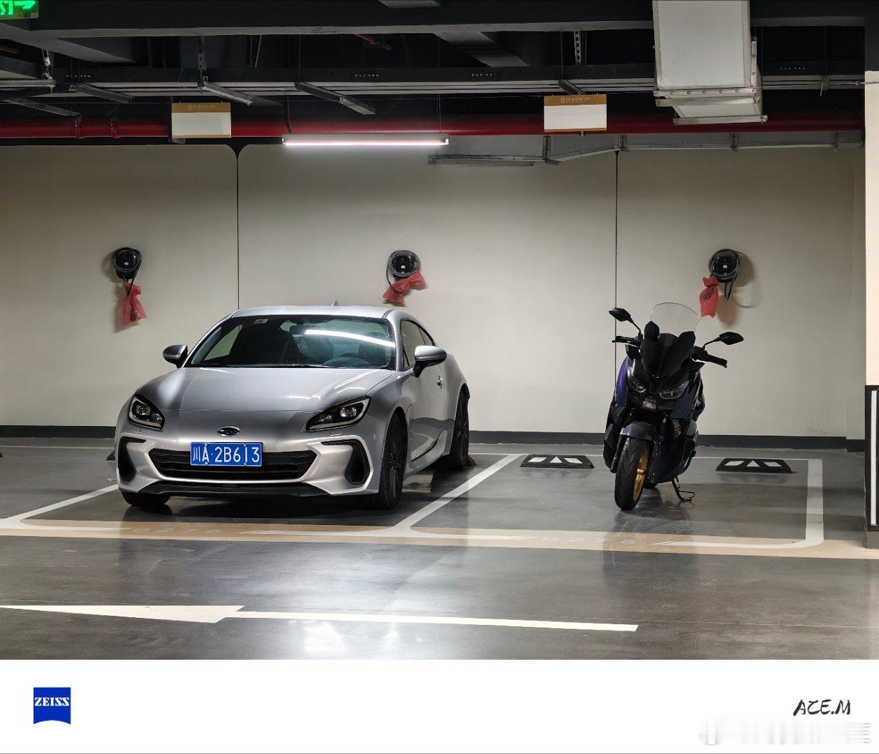 最近天气冷都不骑车了 我反而天天骑因为冷风打脸上可以消肿 