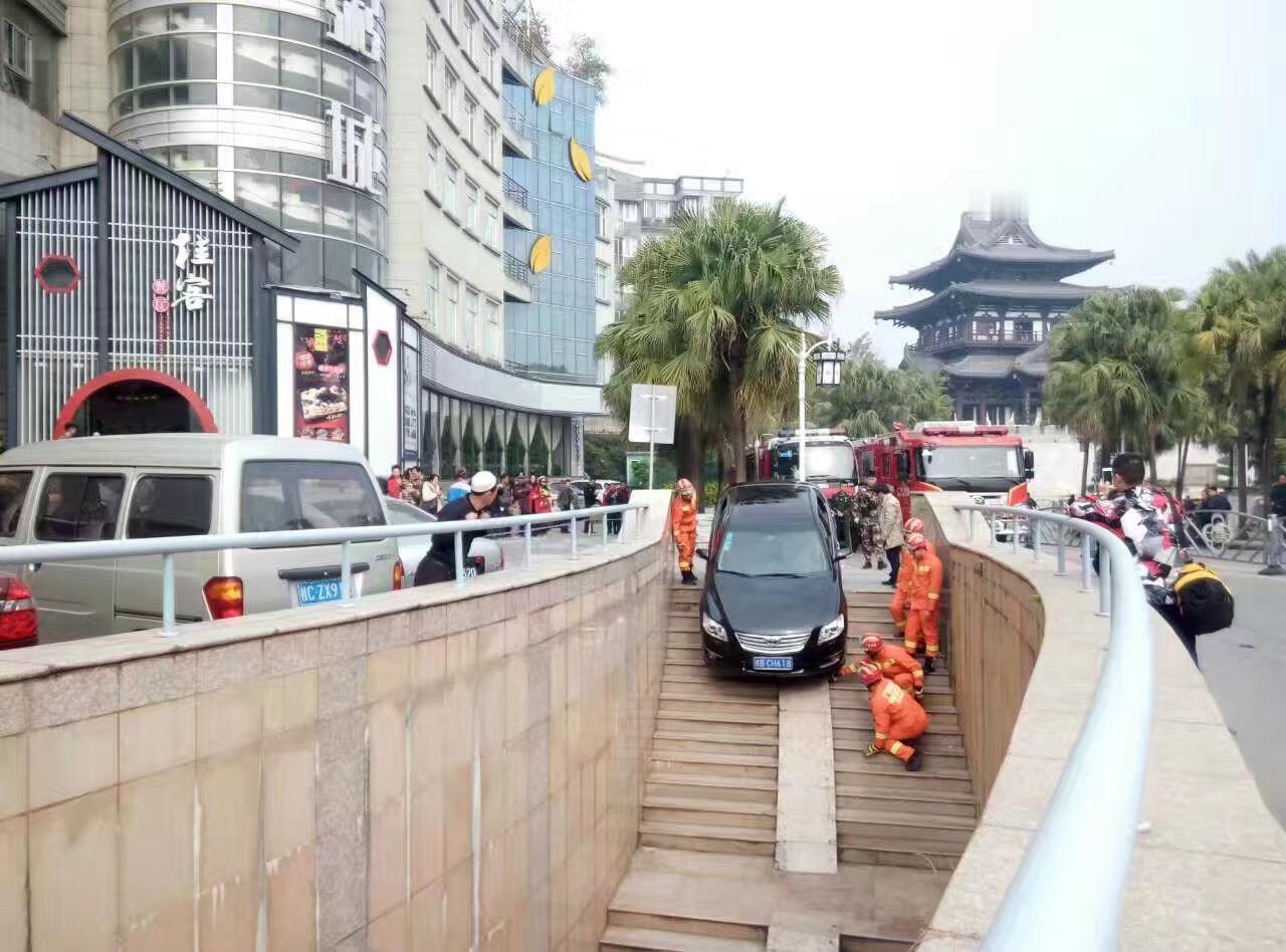 #桂林突发#【一轿车要走地下通道？】据网友爆料，今天中午一辆黑色轿车在解放桥头某