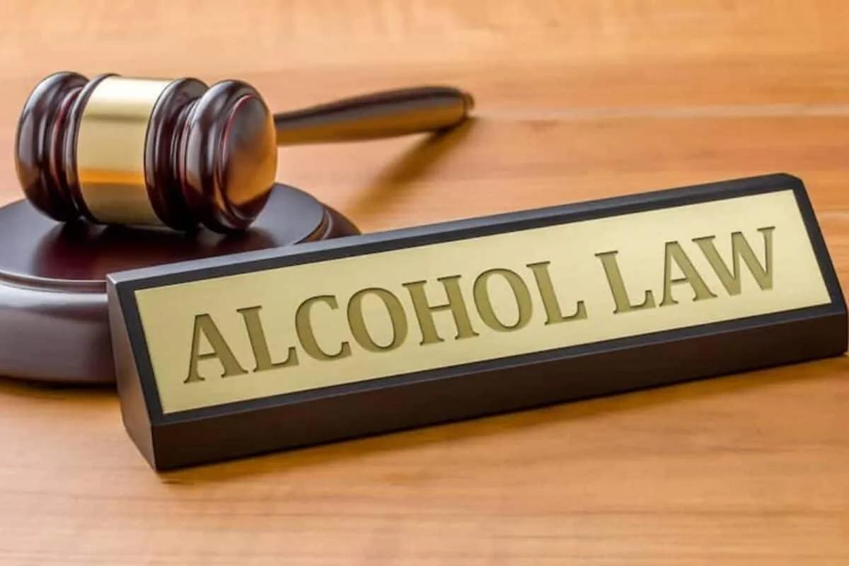 酒类行业由于其巨大的利润使其愿意冒险，甚至不惜与法律较量、围猎执法监管部门，所以
