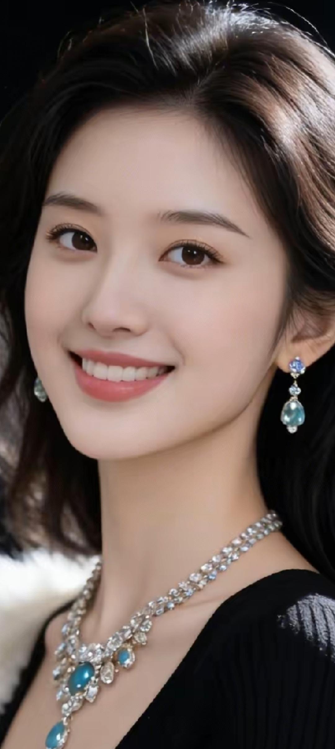 优雅气质，闪耀蓝宝石项链，完美搭配，尽显魅力！