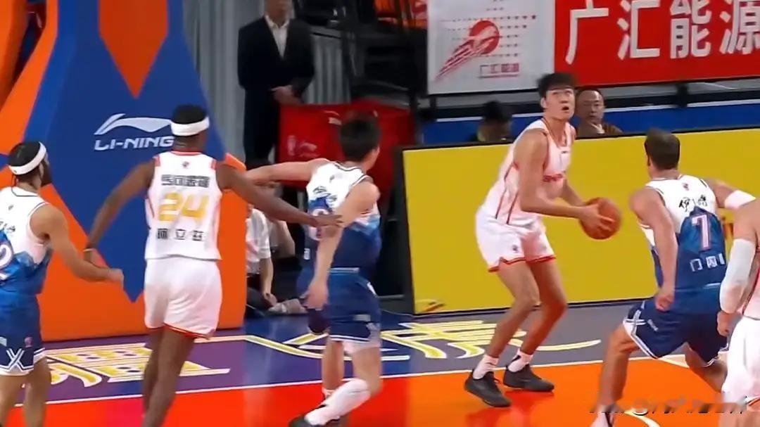 4月15日 ，CBA第39轮比赛的新疆 vs深圳，深圳客场逆转，豪取 14连胜；