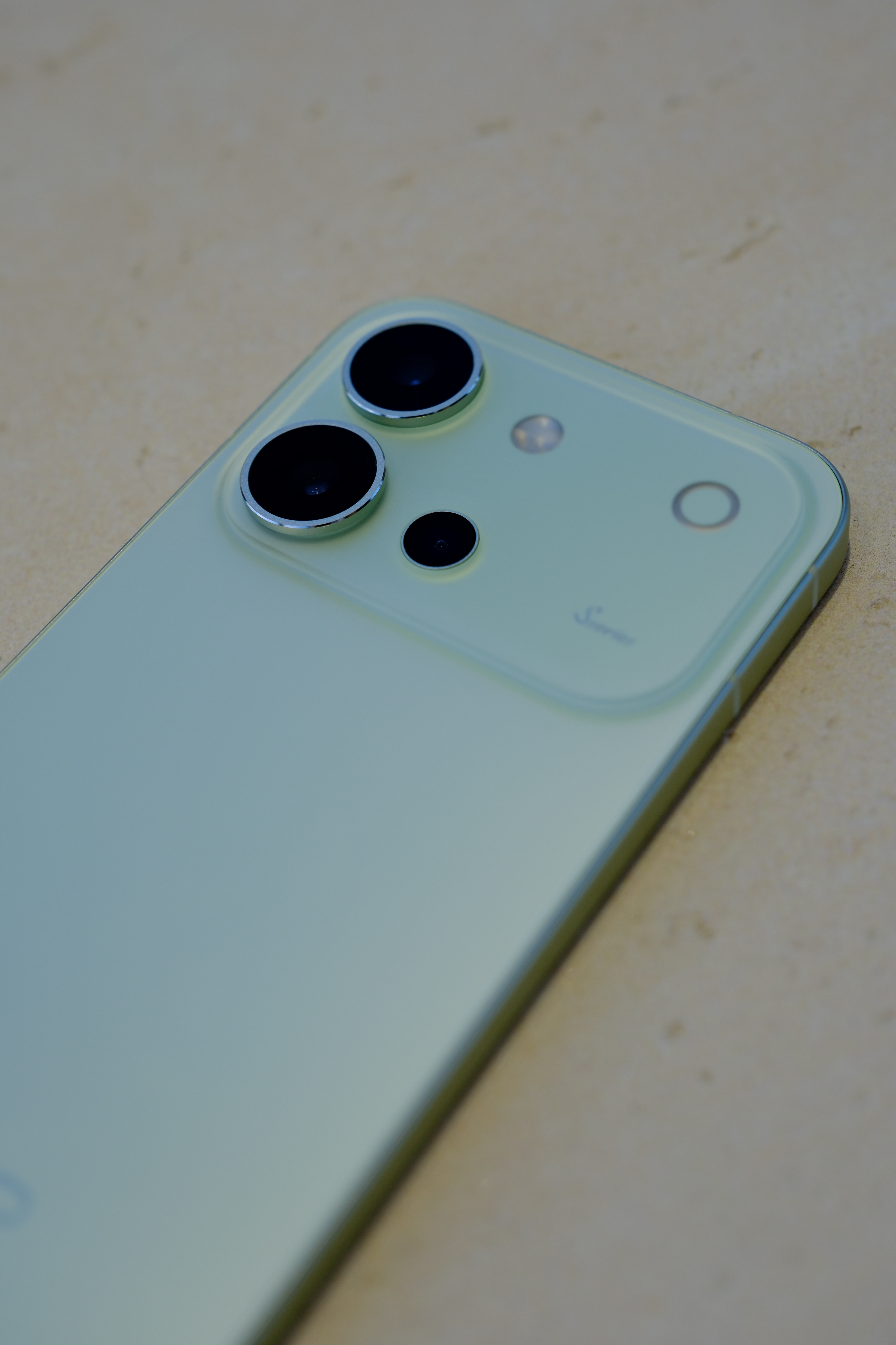 vivo S60系列抢先体验，黑色质感肉眼可见的高级，白色版本背面有星星光影，绝
