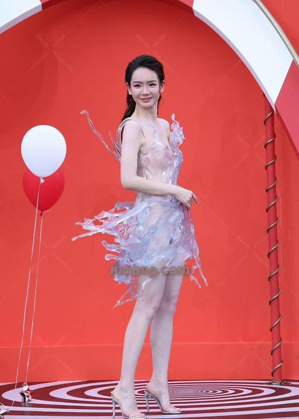 戚薇能火起来，不是没有原因的，你看她这次在武汉芭莎之夜的造型，真的是让人意想不到