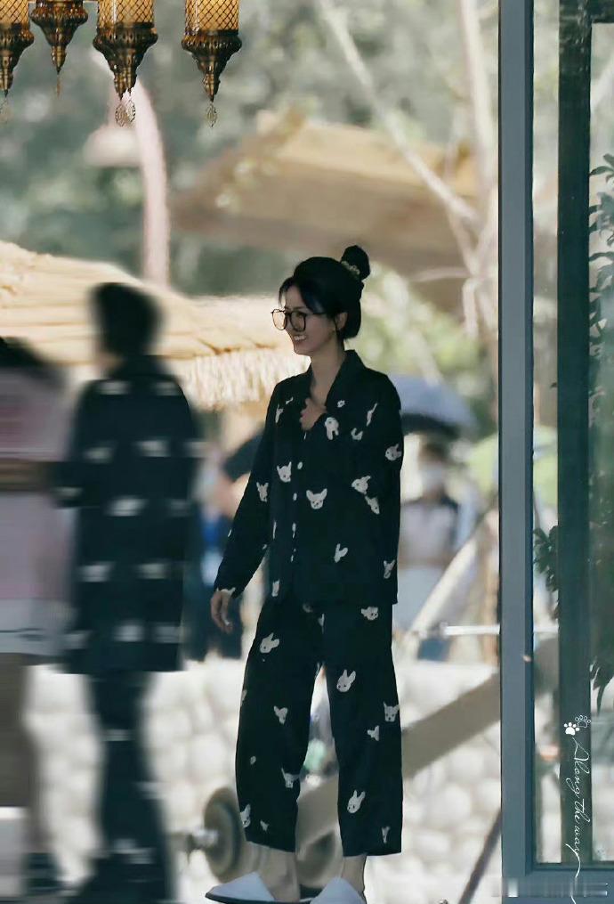 范丞丞ootd撞衫白鹿睡衣奔跑吧真的被这段互动可爱到！范丞丞大方讲解今日OOTD