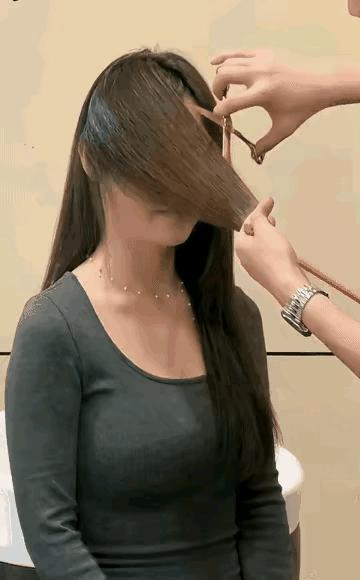 理发师水平真高，女子的发型真漂亮。