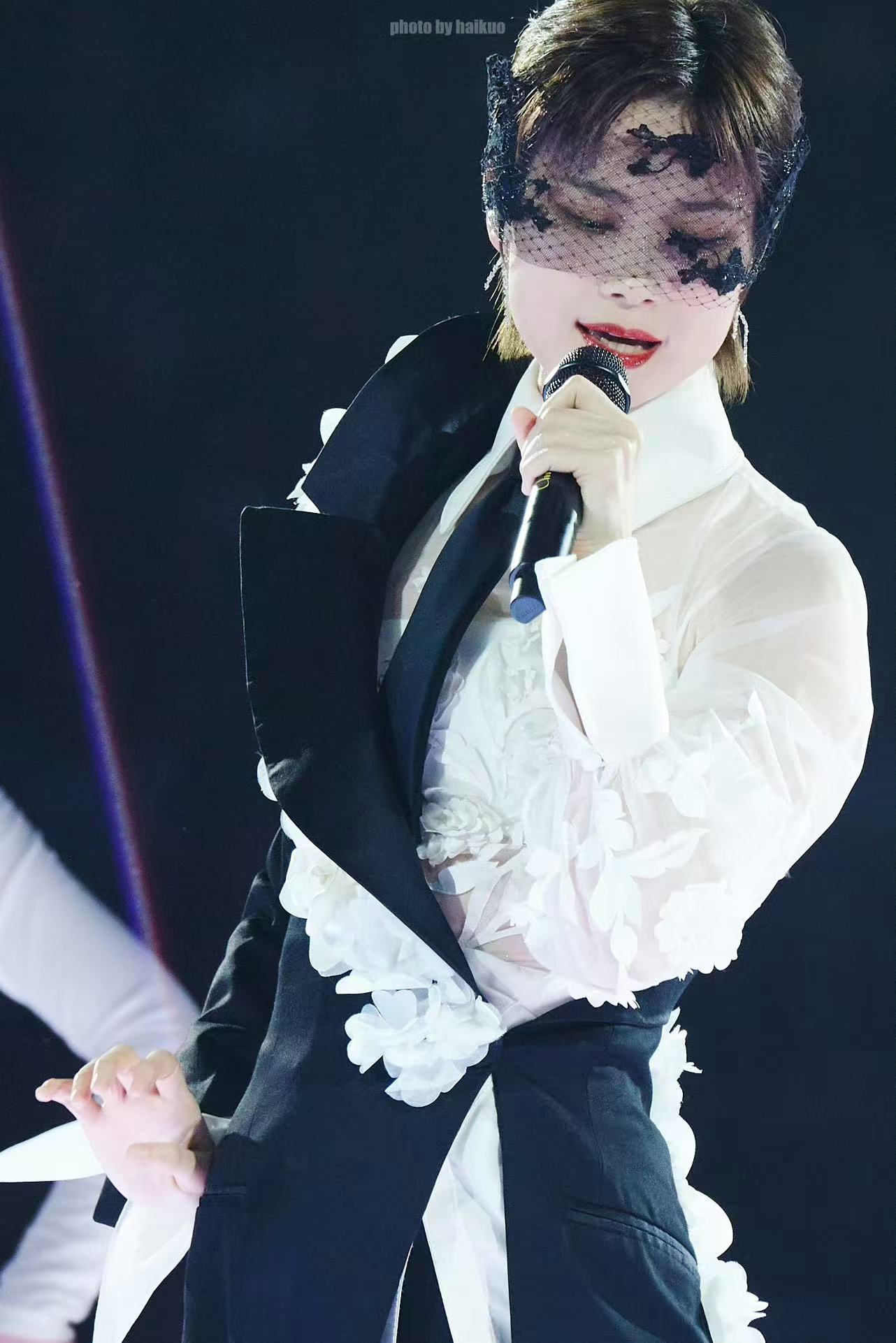 李宇春的造型审美真的杀疯了！黑白西装裙自带英气 buff，黑色蕾丝眼罩一戴，瞬间