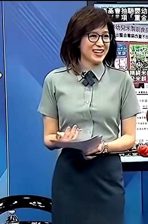 每次看到赖岳谦教授和周玉芹主播同框，都得感慨一句，赖教授这福气，真是绝了。
好多