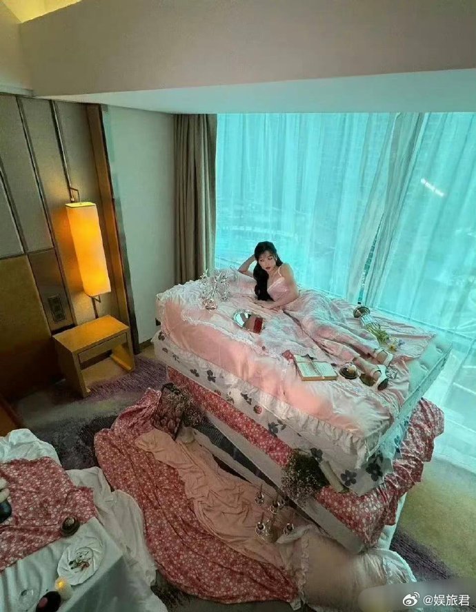 虞书欣这是为了拍个照片把家里几个床叠在一起了吗？图1咋感觉有点邋遢[允悲] 