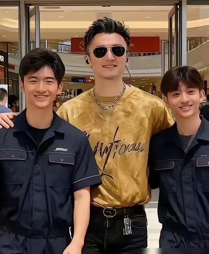 谢霆锋把隐私给了王菲，却把镜头给了儿子。 
他和王菲出门，帽子口罩捂得严严实实，