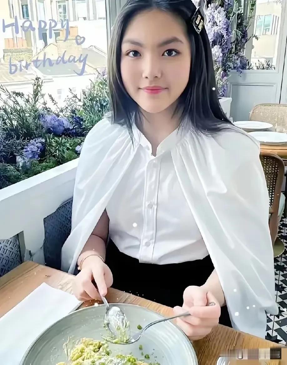 看到这张照片，你是不是觉得一股贵族感扑面而来呢？
感觉这应该不是装的，是她母亲把