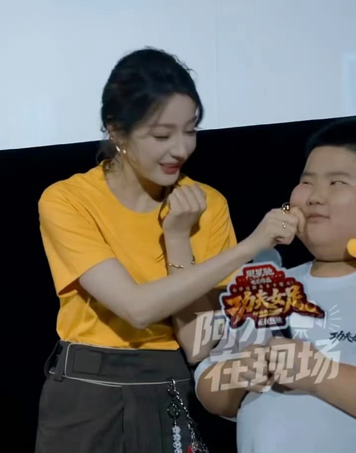小孩哥被迪丽热巴张艺兴捏脸后的反应《功夫女足》路演名场面！小孩哥被张艺兴捏脸时全