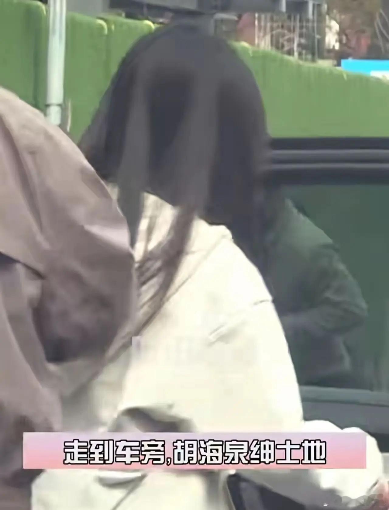 胡海泉女儿这么大了50岁胡海泉带15岁女儿逛街被拍！画面里女儿穿鹅黄色卫衣，长发