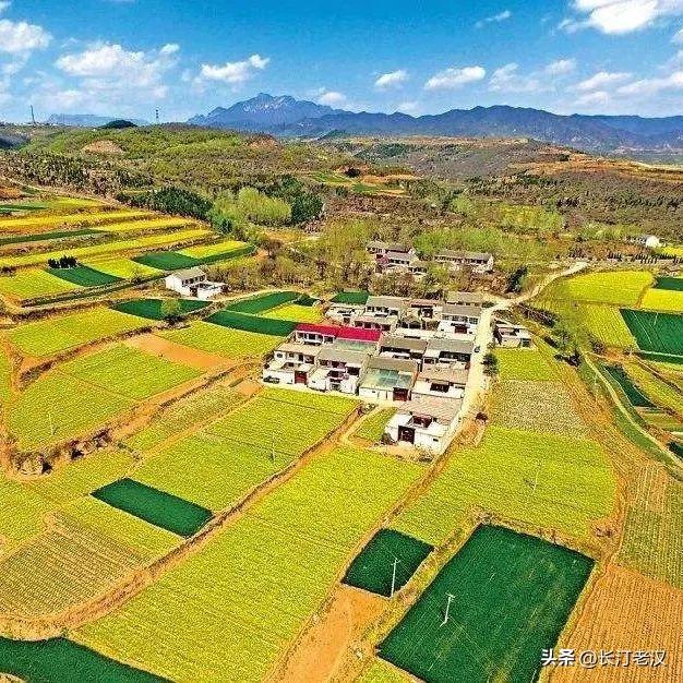 在传统的农业社会，土地是农民赖以生存的基础，是最重要的生产资料。农民被束缚在土地