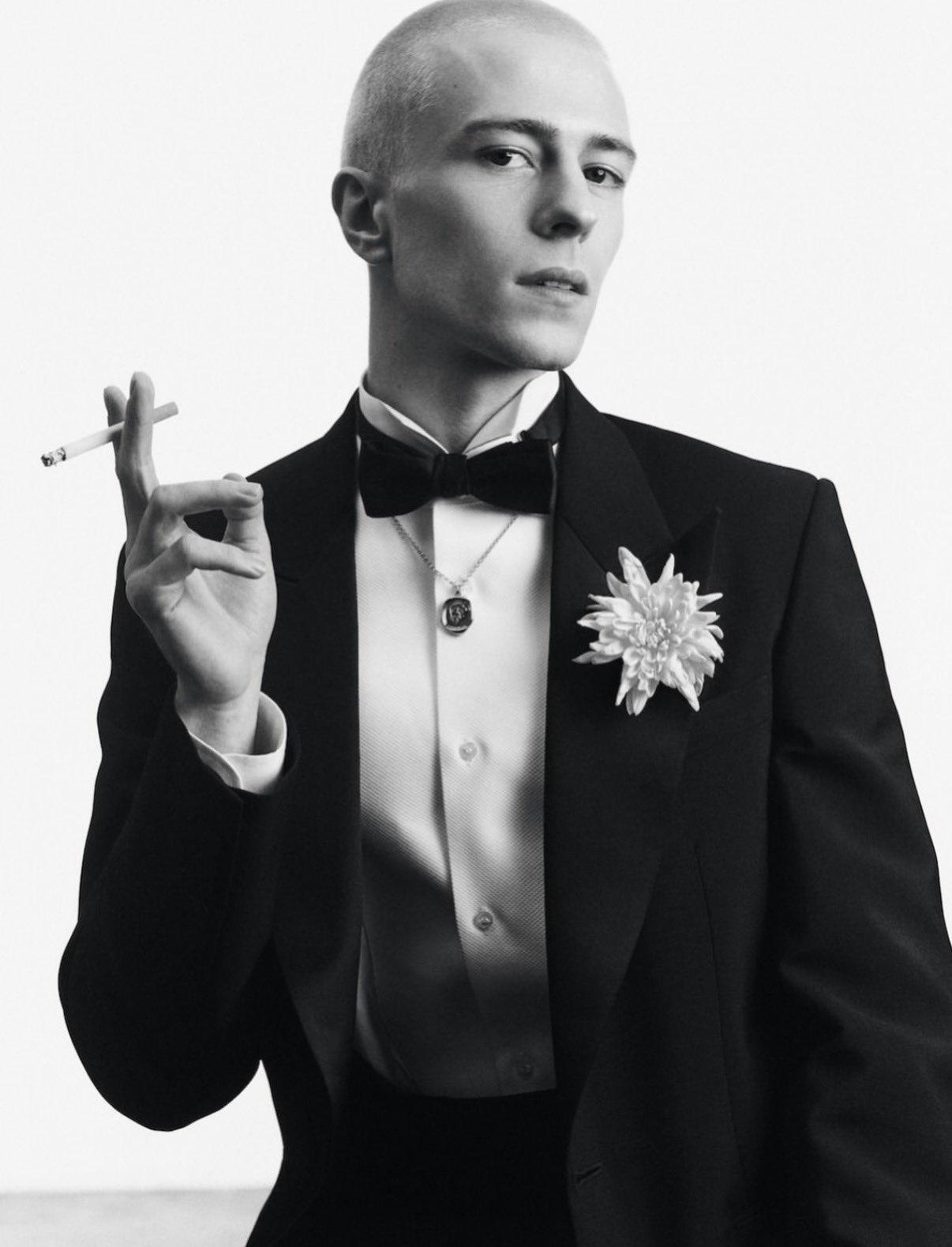 英国男演员 Ruaridh Mollica 又变帅了，最新时尚大片很漂亮。