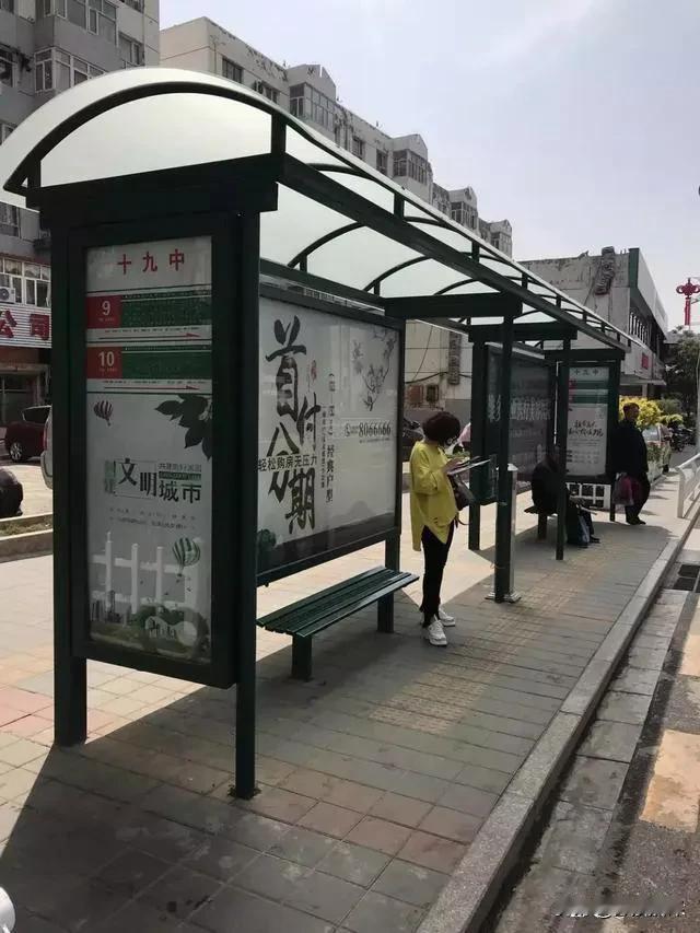 “如果小姐暂无去处，可到我家将就几日！”72岁大爷在公交站搭讪女子，女子答应后，
