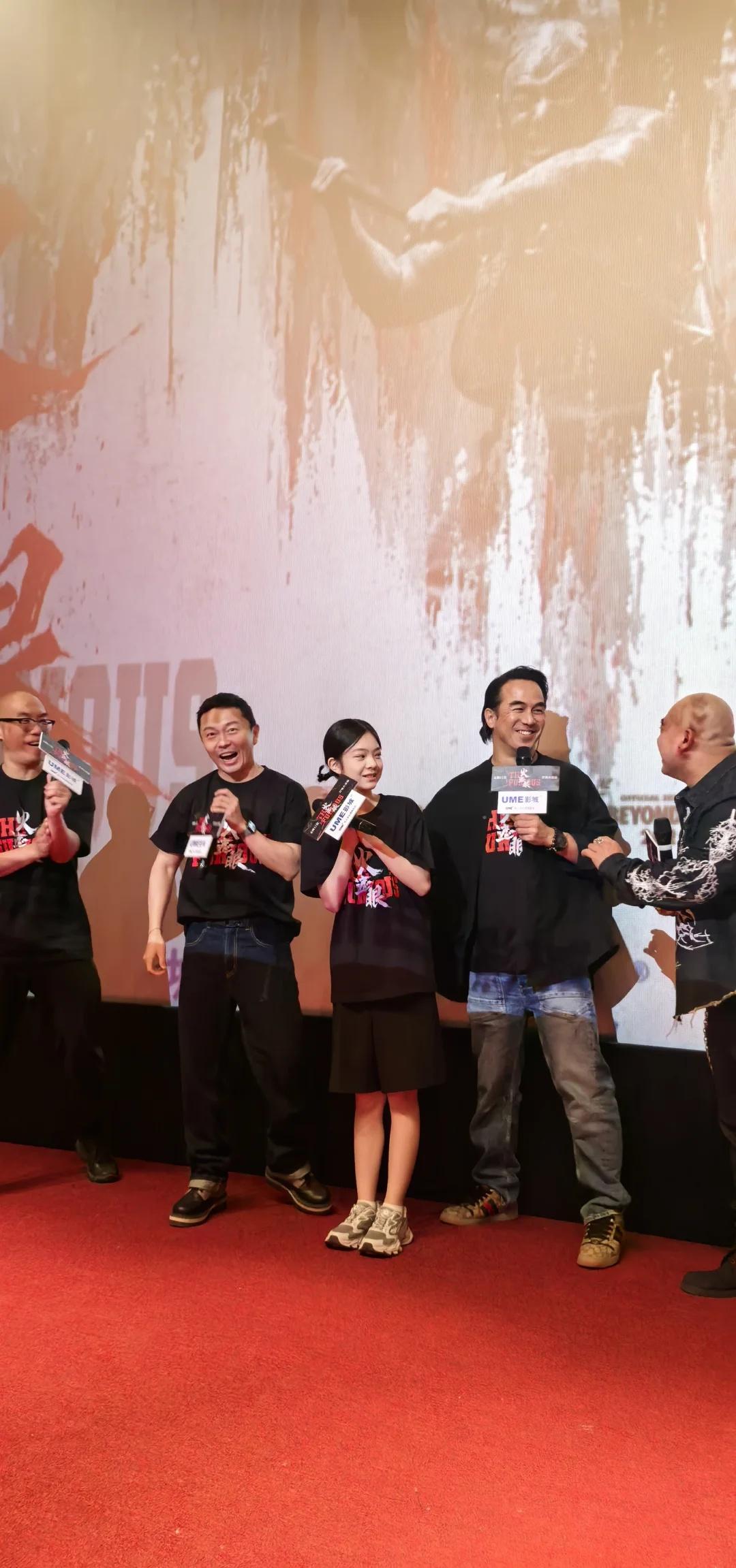 林科灯谢苗你俩是连体婴儿吗
刚上场时:杨恩又站在林科灯和谢苗中间
开场一会后:林