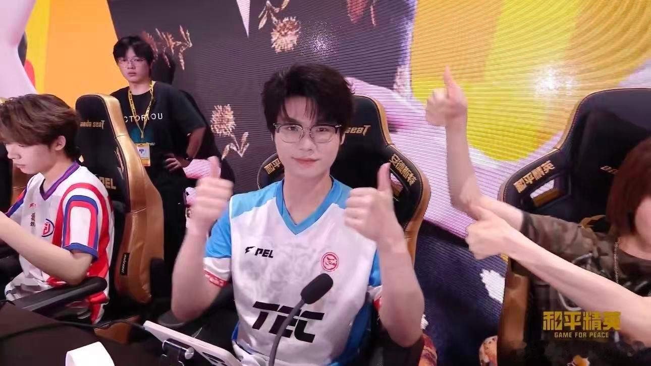 宋茜33相互比赞吃鸡节明星表演赛吃鸡节明星表演赛赛前好有爱，宋茜和33Svan互