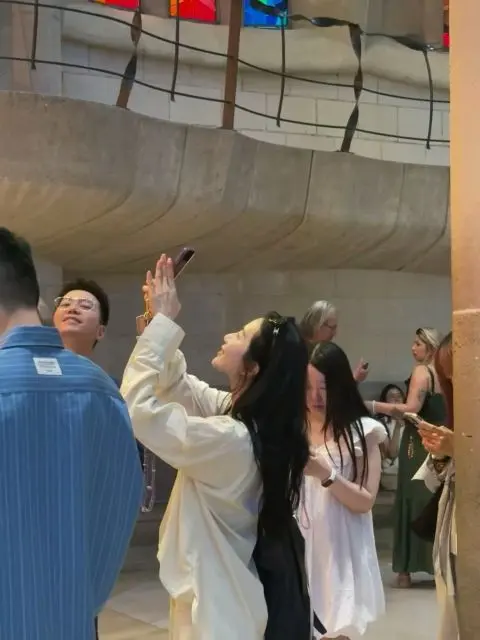 路人在西班牙偶遇刘诗诗旅游，诗诗玩得开心