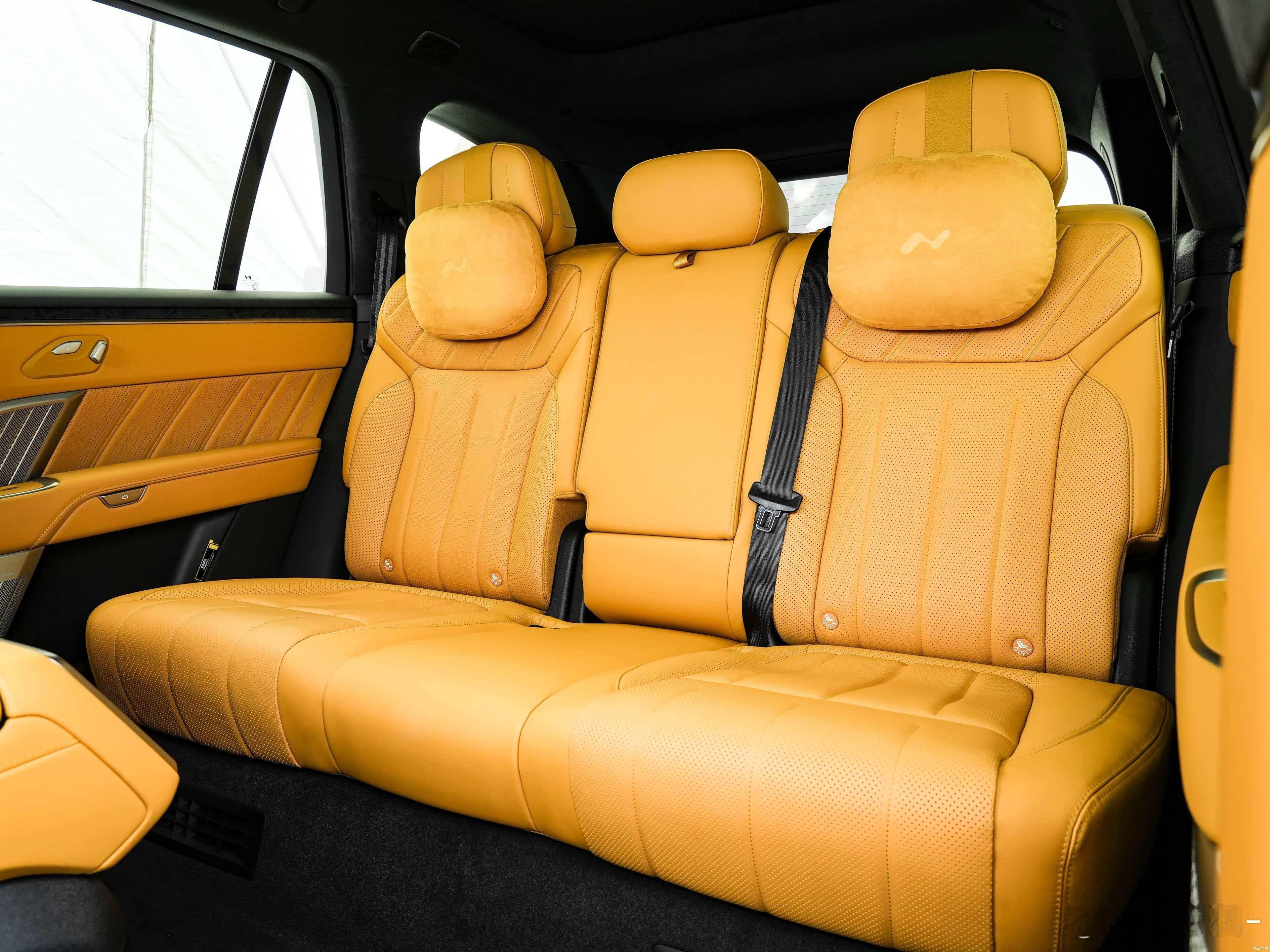 乐道L80把后空调组件放在了二排座椅下，第二排不能前后调节，大约固定在了L90 