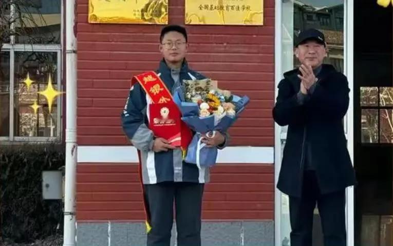 郭庆同学是中学生的楷模，值得这样的嘉奖！

第一、所在学校给予了现金9000元奖