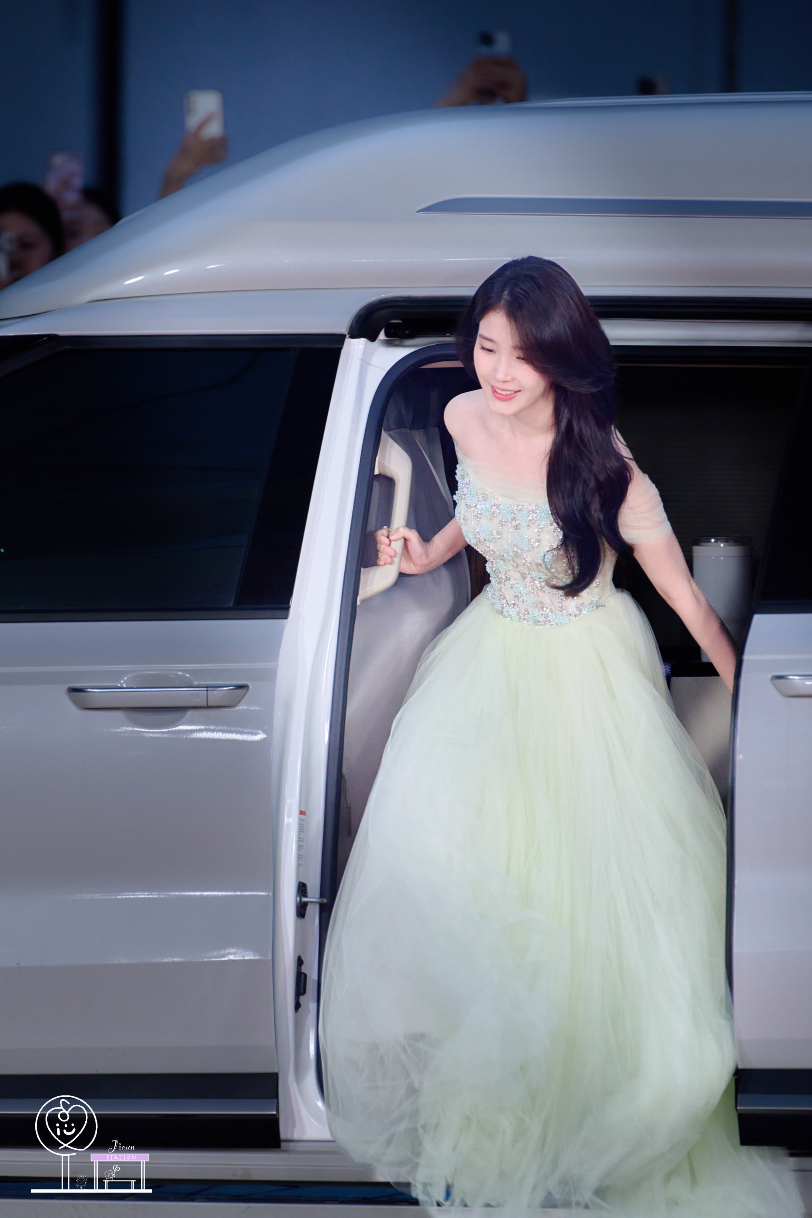 IU[超话]  🐥IU青龙视后 250718 IU青龙电视剧大赏高清饭拍cr.