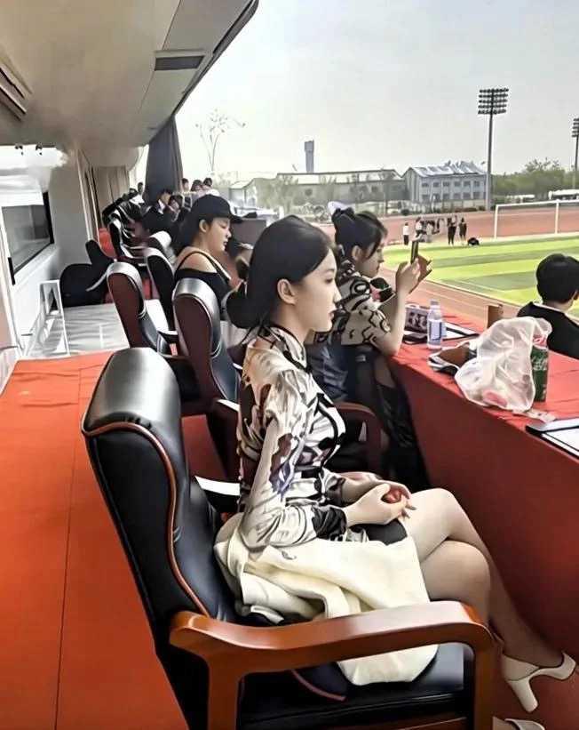 她肯定接受过严格的礼仪培训