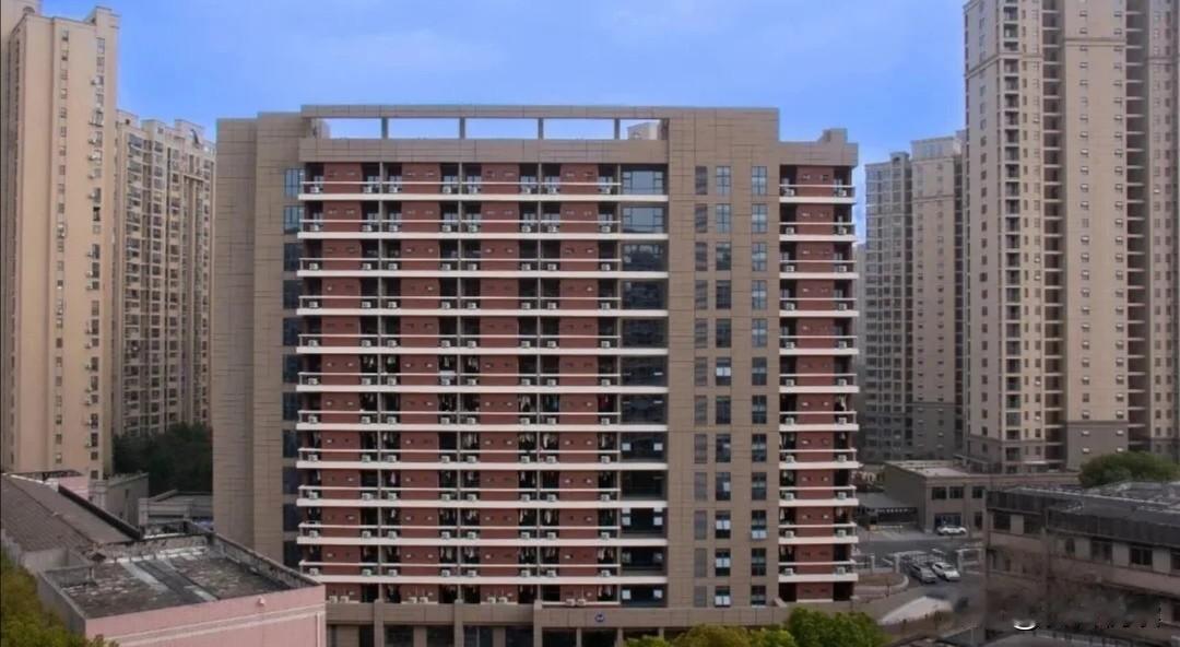 今天在网上刷到长江大学荆州东校区新建宿舍楼的图片时，第一反应是：这确定是大学宿舍