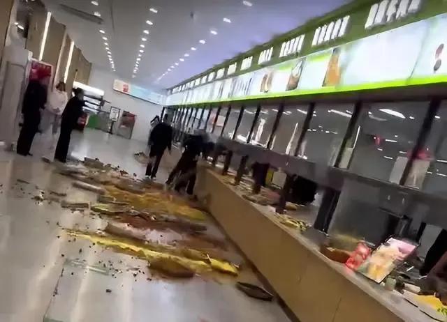 这两名打架的食堂阿姨火了，这一地的饭菜，太浪费了，那里有这样大火气，两人吵架，对
