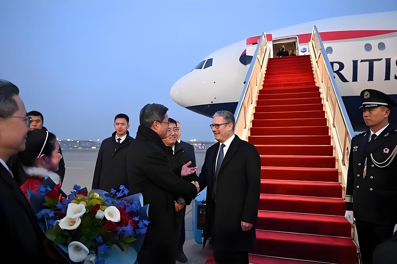 特朗普忍不住了？公开警告正在访华的英国首相！
 
1月29日，美国总统特朗普警告